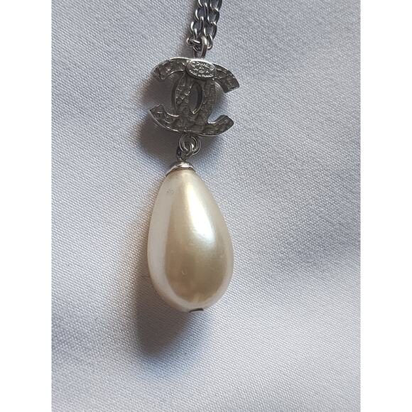 US BASED Authentic Vintage Chanel CC Faux Pearl Drop Pendant Necklace - Picture 10 of 10